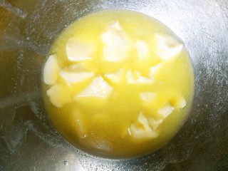 2、咸蛋黄肉松一口酥,黄油隔热水软化至如图所示状态