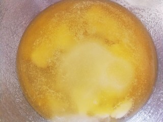 3、咸蛋黄肉松一口酥,加入糖，盐，植物油，用蛋抽搅打均匀（黄油没完全融化没关系）