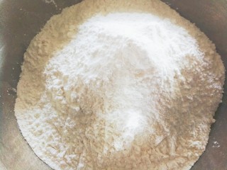 4、咸蛋黄肉松一口酥,加入粉类（泡打粉和小苏打不喜欢可以不放）