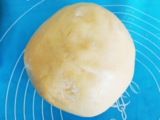 5、咸蛋黄肉松一口酥,用刮刀翻拌成无干粉状态，盖上保鲜膜醒发十分钟