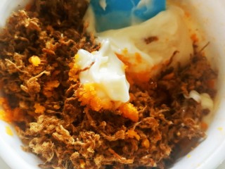 6、咸蛋黄肉松一口酥,咸蛋黄压碎，加入肉松和沙拉酱