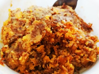 7、咸蛋黄肉松一口酥,用刮刀混合在一起，可以成团即可