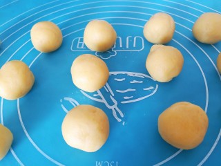 8、咸蛋黄肉松一口酥,醒发好的面团分成13克左右一个的小面团