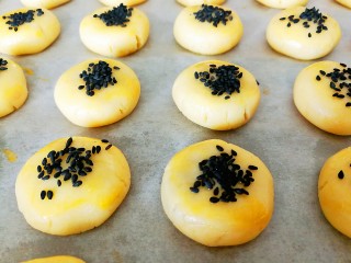 11、咸蛋黄肉松一口酥,表面刷蛋液，撒一点黑芝麻做装饰