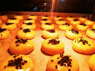 12、咸蛋黄肉松一口酥,放进预热好的烤箱里面中层，上下火，170度烤制25分钟左右