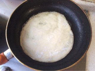 1、自创手抓饼披萨,平底锅加少许橄榄油或花生油，油热后放入手抓饼