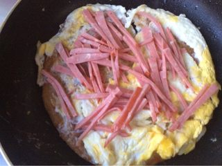 3、自创手抓饼披萨,撒上火腿丝