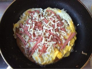 4、自创手抓饼披萨,再撒上马苏里芝士碎