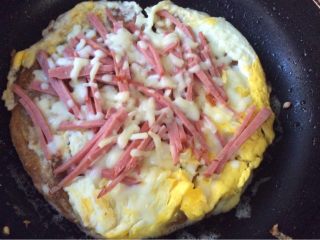 6、自创手抓饼披萨,待芝士碎融化取出