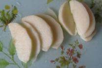 1、苹果派,苹果切块，放盐水里泡一下后取出去皮，切薄片