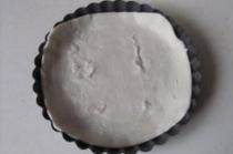 2、苹果派,将甩饼拿出， 铺在比萨盘上， 叉上些小孔