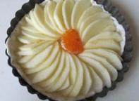 3、苹果派,将苹果片码在盘上， 中间加了点橙点缀