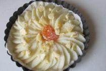 4、苹果派,在上面均匀的洒上些黄油，糖