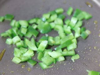 2、方便面火腿披萨,7.留底油炒青椒