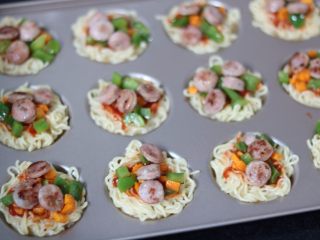 3、方便面火腿披萨,12.放入炒熟的青椒胡萝卜 火腿