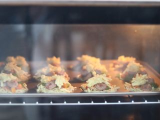 4、方便面火腿披萨,14.放入提前预热好的烤箱中200度15分钟左右