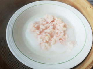 3、芝士虾球,鳞虾肉上锅蒸10分钟。