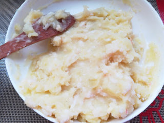 4、芝士虾球,土豆泥和虾肉拌匀。加入胡椒粉和盐拌匀。