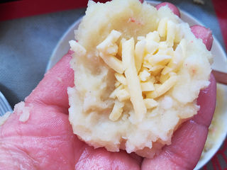 5、芝士虾球,抓一块土豆虾泥按扁，包入芝士。（手上沾油包）