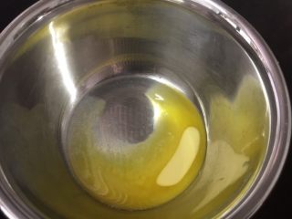 2、咖啡硬脆饼干,锅里放水烧热，把装了黄油的高盆放进去