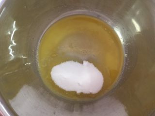 4、咖啡硬脆饼干,加入砂糖