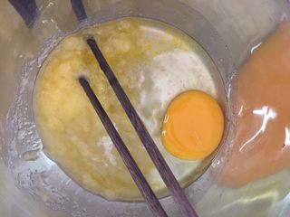 6、咖啡硬脆饼干,打入鸡蛋