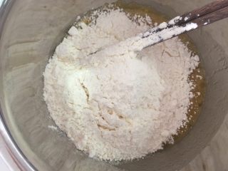 8、咖啡硬脆饼干,筛入低粉…当然，我是懒惰党…直接放进去的????