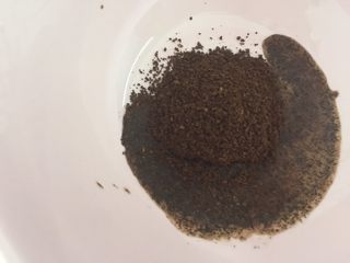 12、咖啡硬脆饼干,用一个大一点的碗，能放进整个面团的就行了。把咖啡粉倒进去、加入热水