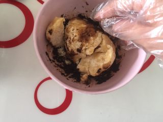 15、咖啡硬脆饼干,滚动面团，让面团吸收咖啡液和沾上咖啡粉粒