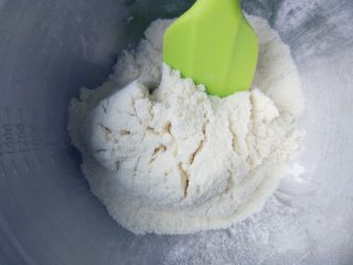 2、抹茶仙人掌马卡龙,杏仁粉与糖粉拌匀过筛（混合物为tpt）。杏仁粉不要单独过筛，会出油。用马卡龙专用杏仁粉会提高成功率。