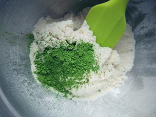 3、抹茶仙人掌马卡龙,倒入抹茶粉，拌匀