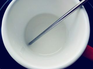 6、抹茶仙人掌马卡龙,细砂糖加水，倒入小口的搪瓷杯中，小火加热至118度离火，中途不要搅动。不粘杯壁能避免糖水反砂，用电陶炉加热比电磁炉均匀，操作时不要开吸油烟机