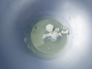 7、抹茶仙人掌马卡龙,加热糖水的同时，将蛋清加蛋白粉，细砂糖混合。如果没有蛋白粉，可以将蛋清用保鲜膜盖住，入冰箱冷藏一晚，变成老化蛋白后使用。但是用蛋白粉更加方便