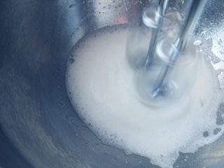 8、抹茶仙人掌马卡龙,用打蛋器打发蛋清