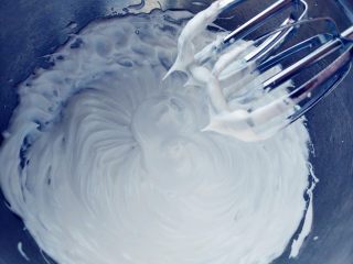 9、抹茶仙人掌马卡龙,打发到硬性发泡状态