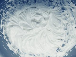 10、抹茶仙人掌马卡龙,这时将达到温度的糖水，分五六次倒入打发的蛋清中，每次倒入不要浇到打蛋头上，每次高速打发至融合后，再倒入下一次，直至全部加完，并打出油漆般的光