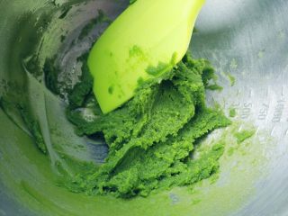 11、抹茶仙人掌马卡龙,将tpt与埋在中间的蛋清混合均匀