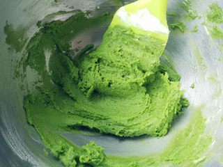 12、抹茶仙人掌马卡龙, 加入1/3蛋白霜，压拌至完全融合