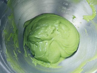 13、抹茶仙人掌马卡龙,再分两次倒入剩余的蛋白霜，用切拌的方法拌匀。注意手法，避免消泡。