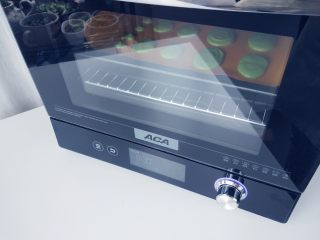 15、抹茶仙人掌马卡龙,预热烤箱，上火155度，下火165度。同时将烤盘放在通风处晾皮10分钟，至表面轻按不黏手的状态