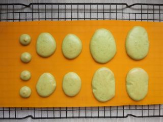 16、抹茶仙人掌马卡龙,直接在烤箱中层，上火155度，下火165度，热风烤约10-12分钟，具体时间和温度要根据不同烤箱实际炉温，挤的个头大小，酌情增减