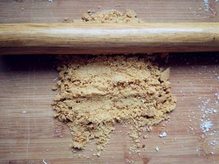 18、抹茶仙人掌马卡龙,消化饼干用擀面杖擀碎，装入小盘或深碗中