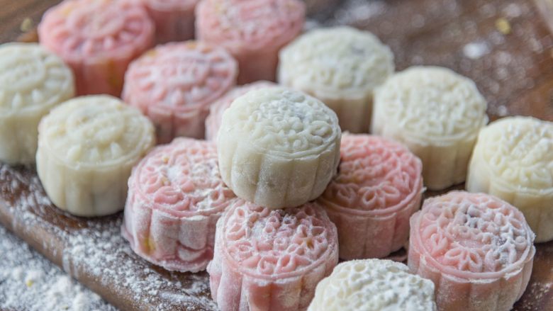 自制奶黄冰皮月饼跟五仁蛋黄说拜拜