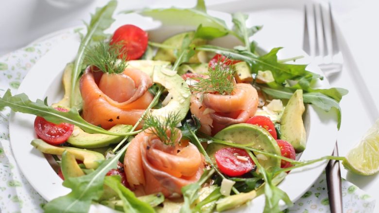 绿色美食烟熏三文鱼牛油果沙拉