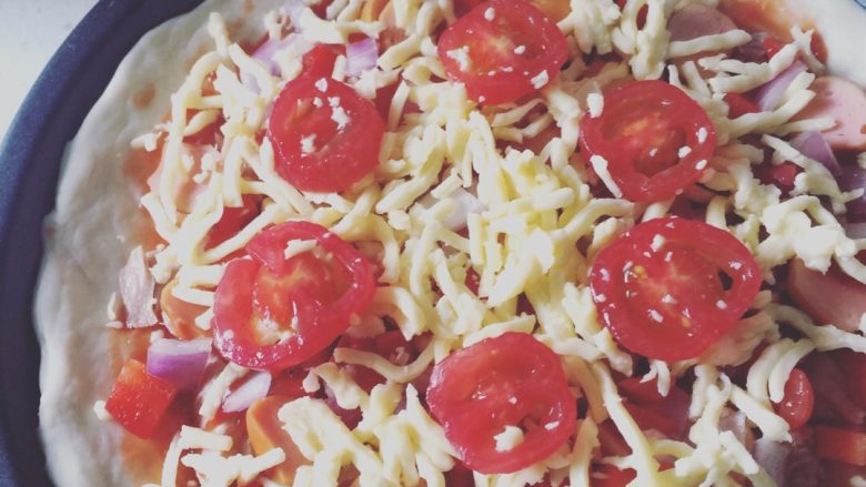 金枪鱼脆皮肠披萨