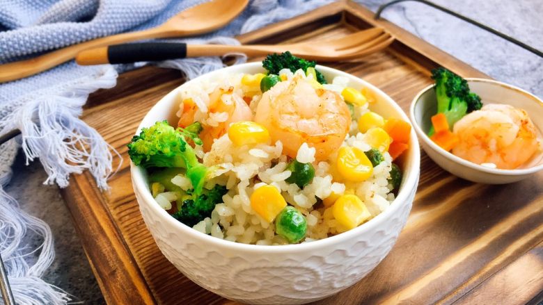 美味早餐鲜虾什锦炒饭