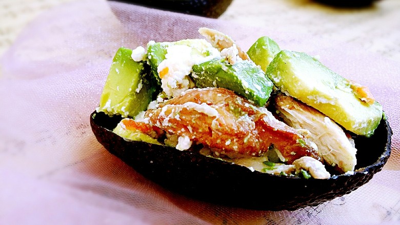 感恩节食谱牛油果烤鸡肉酸奶酪沙拉