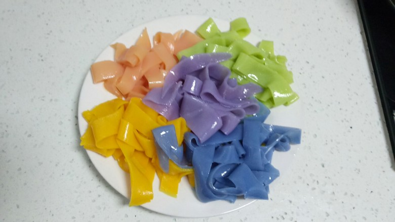 不用洗面的五颜六色的凉皮