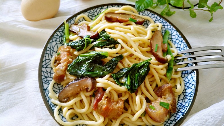 香菇炒蛋面附自制鸡蛋面做法