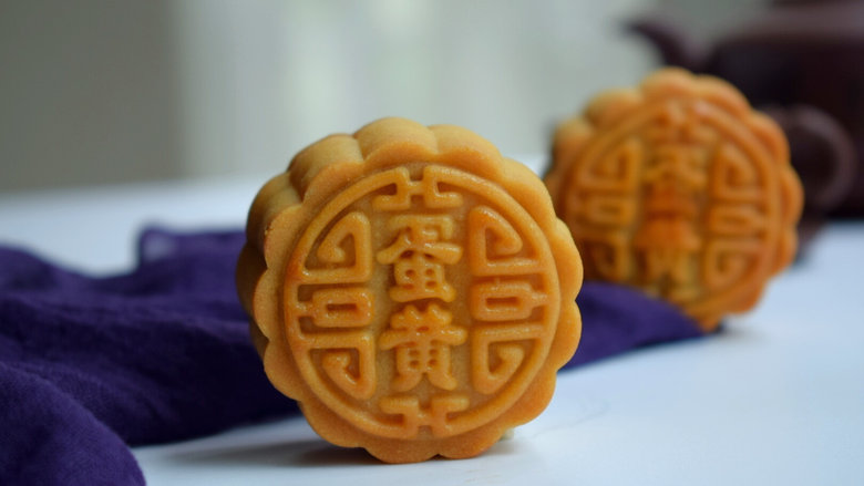 广式月饼莲蓉蛋黄月饼